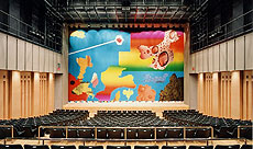 ホール内の緞帳の写真